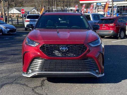 RED 2025 Toyota Highlander XSE