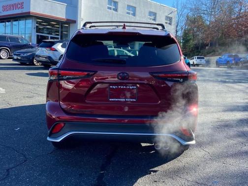 RED 2025 Toyota Highlander XSE