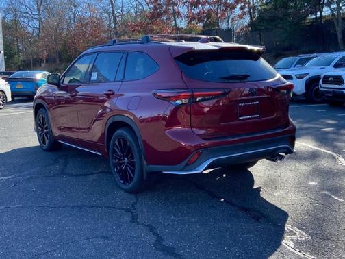 RED 2025 Toyota Highlander XSE