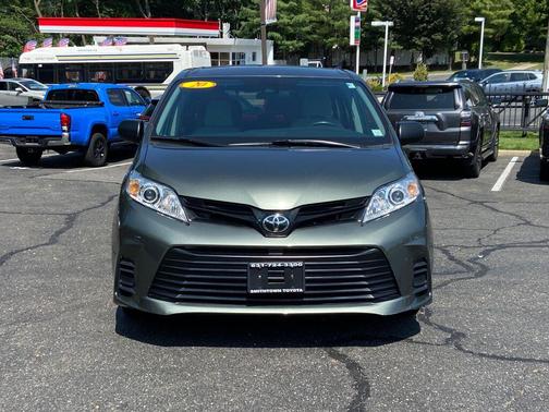 2020 Toyota Sienna SE