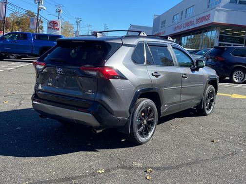 2022 Toyota RAV4 Hybrid SE