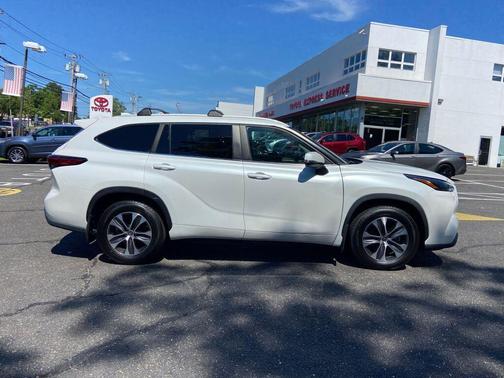 Pearl 2023 Toyota Highlander XLE