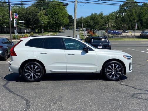 2024 Volvo XC60 B5 Plus Dark Theme