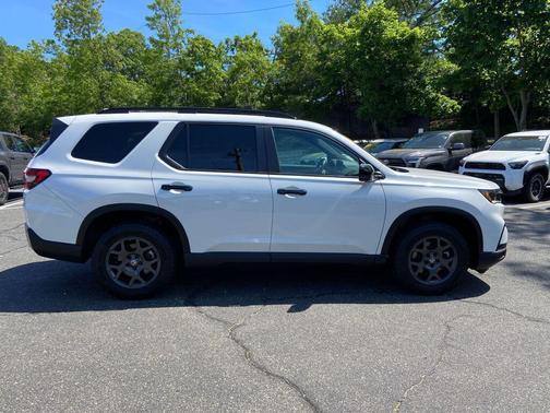 Platinum White Pearl 2023 Honda Pilot AWD TrailSport