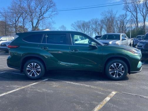 GREEN 2023 Toyota Highlander XLE