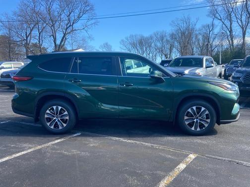 Green 2023 Toyota Highlander XLE