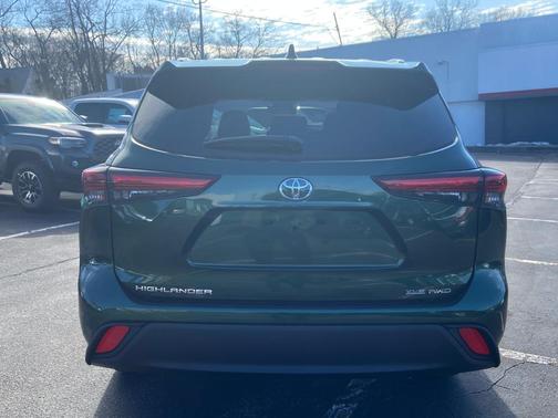 Green 2023 Toyota Highlander XLE