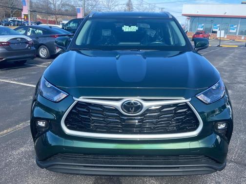 Green 2023 Toyota Highlander XLE