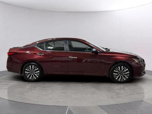 Garnet Pearl Me 2024 Nissan Altima 2.5 SV