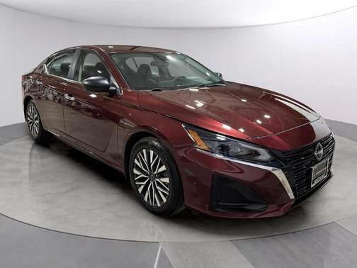 Garnet Pearl Me 2024 Nissan Altima 2.5 SV