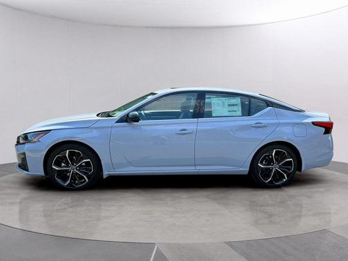 2025 Nissan Altima SR FWD