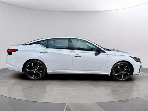 2025 Nissan Altima SR FWD