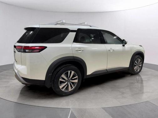 2023 Nissan Pathfinder SL 4WD