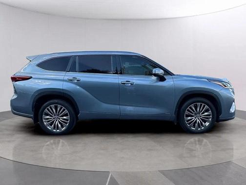 2022 Toyota Highlander Hybrid Platinum