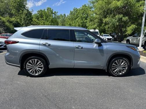 2022 Toyota Highlander Hybrid Platinum