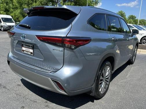 2022 Toyota Highlander Hybrid Platinum