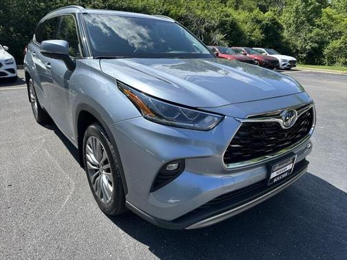 2022 Toyota Highlander Hybrid Platinum