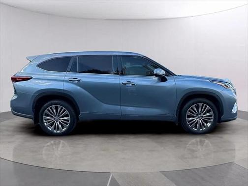 2022 Toyota Highlander Hybrid Platinum