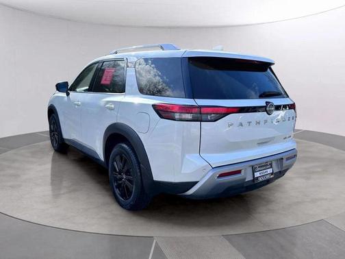 2023 Nissan Pathfinder SL 4WD