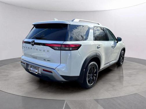 2023 Nissan Pathfinder SL 4WD