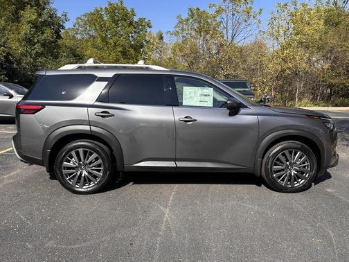 2025 Nissan Pathfinder SL 4WD