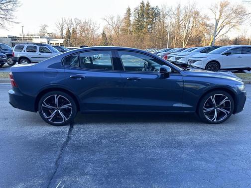 2024 Volvo S60 B5 Core Dark Theme