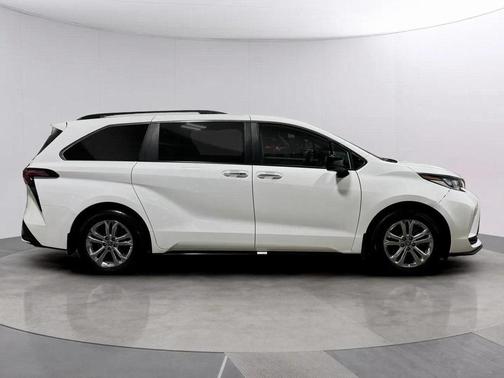 2022 Toyota Sienna Limited 7-Passenger