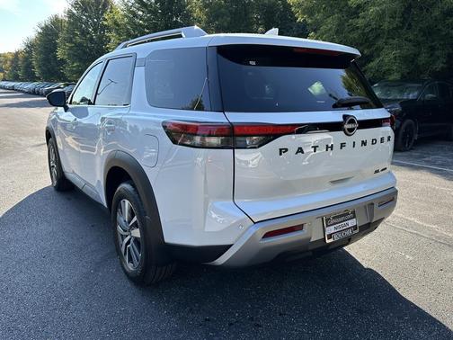 2025 Nissan Pathfinder SL 4WD