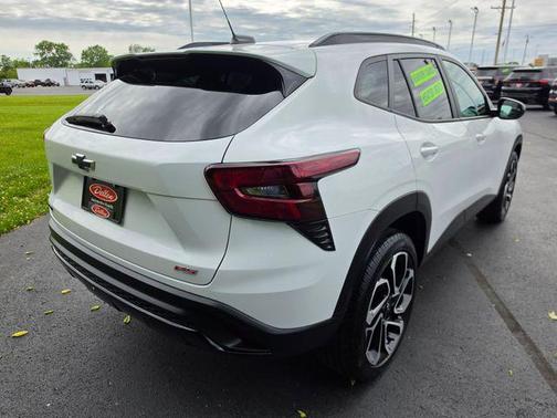 Summit White 2024 Chevrolet Trax FWD 2RS