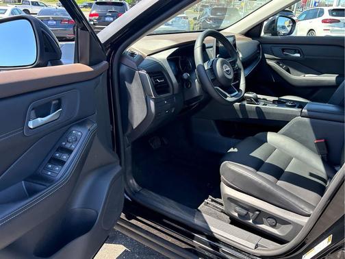 Super Black 2023 Nissan Rogue SV