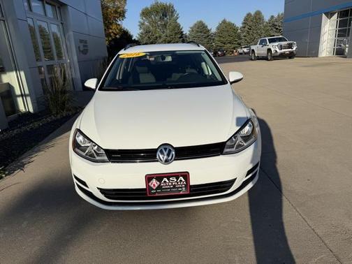 2016 Volkswagen Golf SportWagen TSI S 4-Door