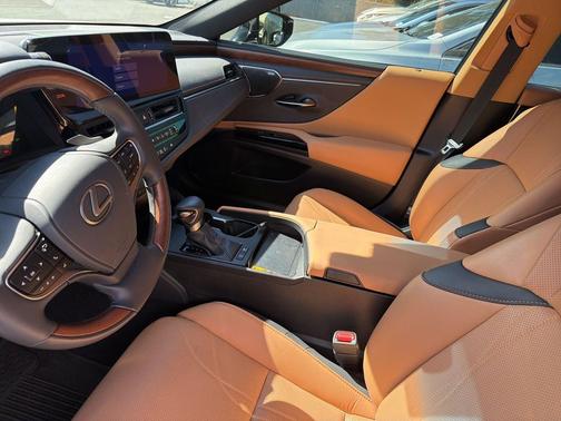 Eminent White Pearl 2024 Lexus ES 300h Luxury