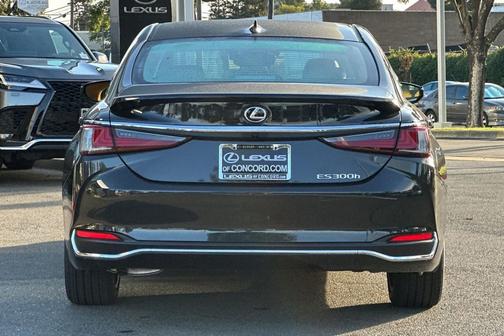 2025 Lexus ES 300h Base