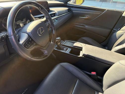 2019 Lexus ES 300h Base