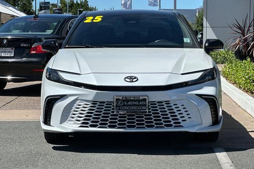 Wind Chill Pearl/Midnight Black Metallic 2025 Toyota Camry XSE