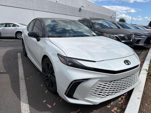 Wind Chill Pearl/Midnight Black Metallic 2025 Toyota Camry XSE