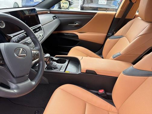 2025 Lexus ES 300h Base