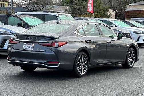 2025 Lexus ES 300h Base