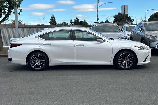 2025 Lexus ES 300h Base