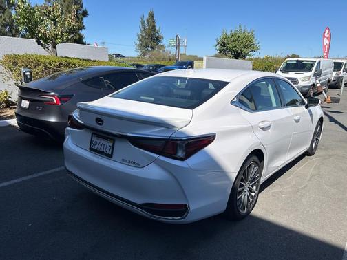 2025 Lexus ES 300h Base