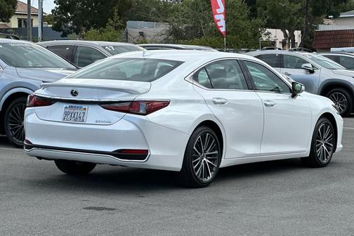 2025 Lexus ES 300h Base