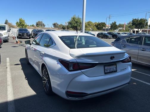 2025 Lexus ES 300h Base