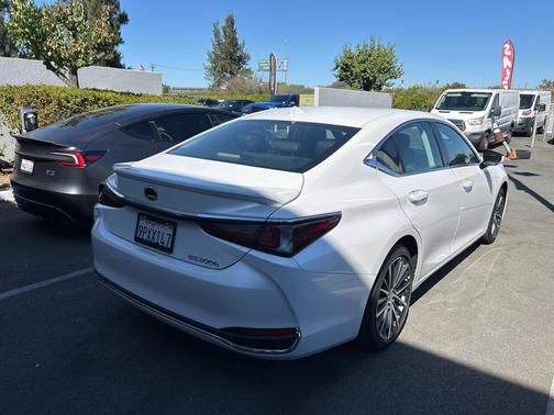 2025 Lexus ES 300h Base