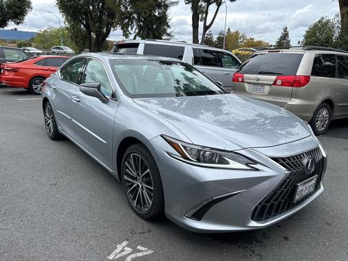 2022 Lexus ES 300h Base