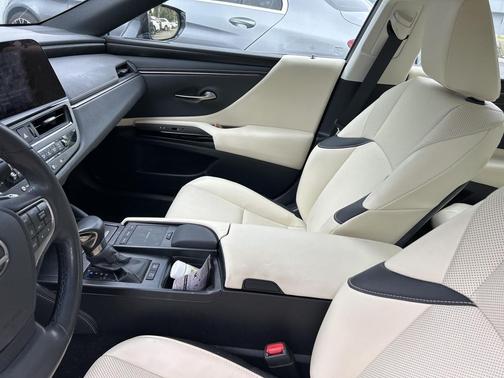 2022 Lexus ES 300h Base