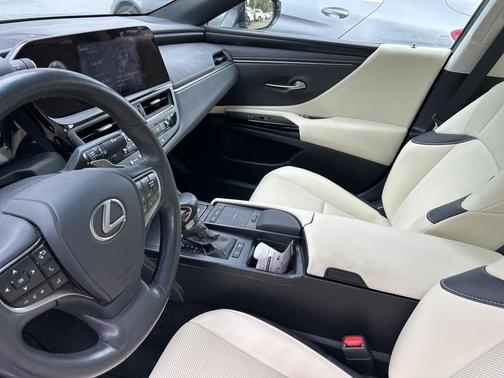 2022 Lexus ES 300h Base