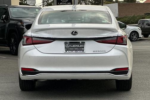 2025 Lexus ES 300h Base
