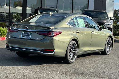 2025 Lexus ES 300h Luxury