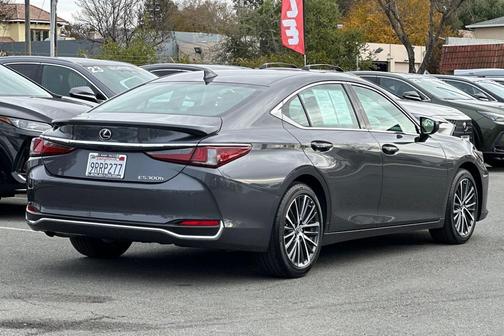 2025 Lexus ES 300h Base