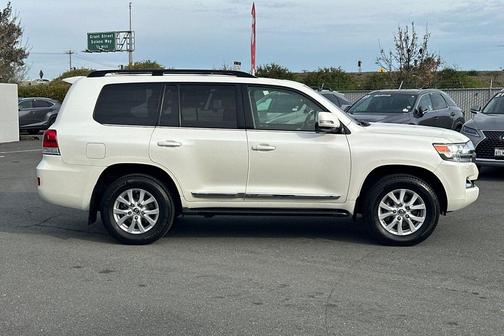 2017 Toyota Land Cruiser Base